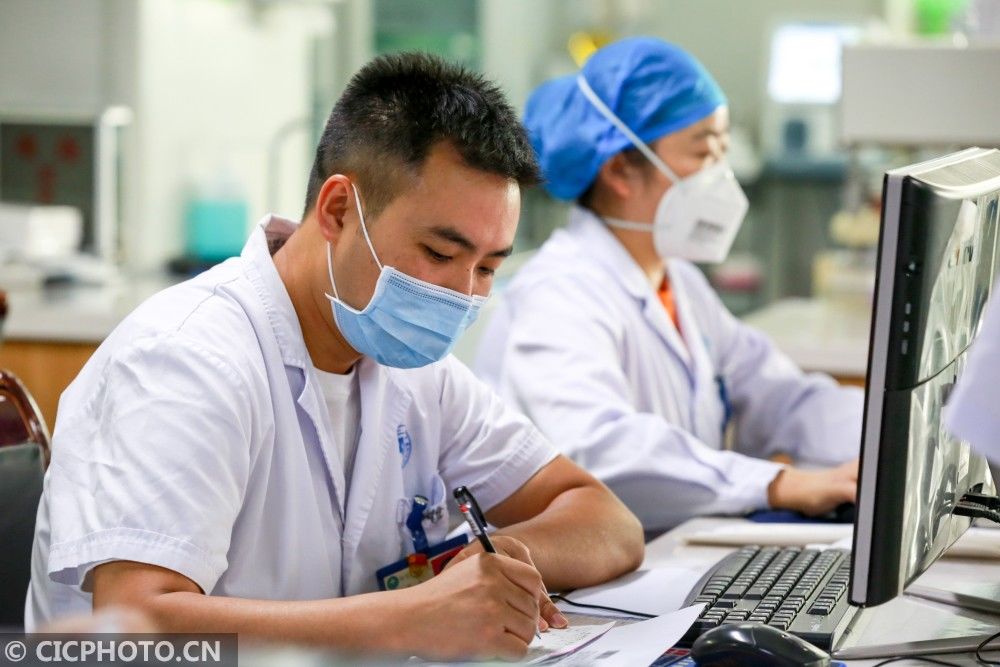 中国医师节|感谢医者担当，祝医师们节日快乐