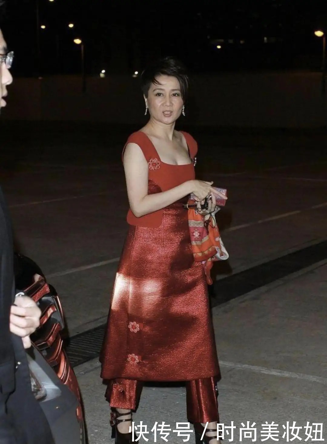 赌王“四太”真没豪门架子，穿杏色针织衫配小脚裤，仍穿出贵妇范