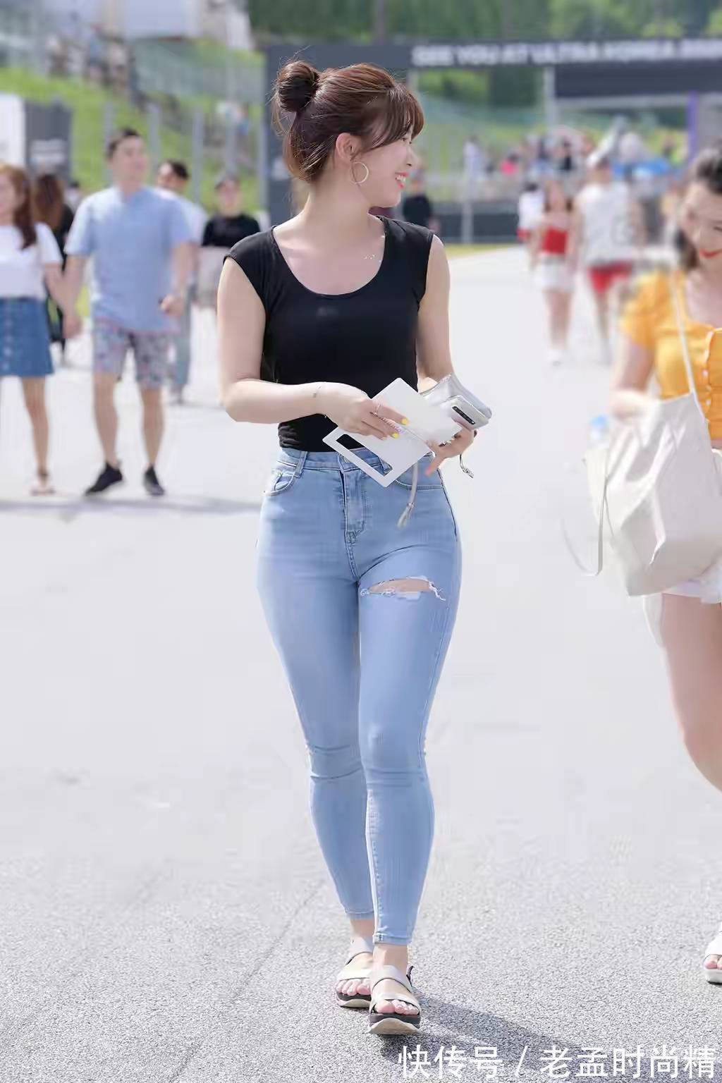 版型|无袖背心搭配破洞牛仔裤,简单舒适又修饰臀型,梨形身材也能穿