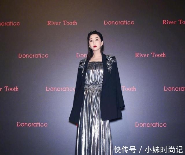 杜若溪美到令人“窒息”, 黑色西装搭配银色长裙, 展现女王气场