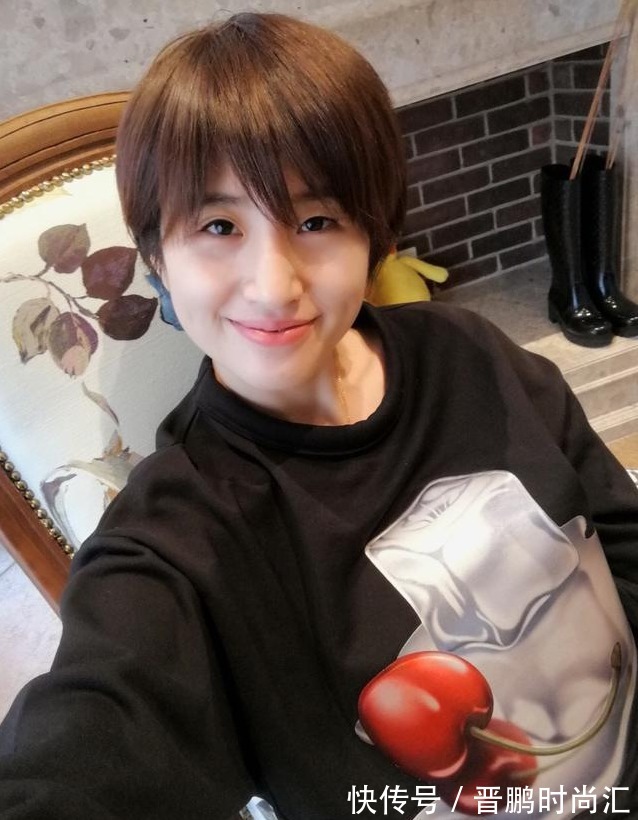 t恤|许昕老婆久违“露脸”,穿T恤颜值不输明星,曾是国乒美女运动员