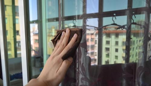  玻璃|不管玻璃有多脏，试试这个小技巧，不用一滴水，干净透亮还不留灰