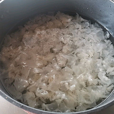 银耳百合炖雪梨