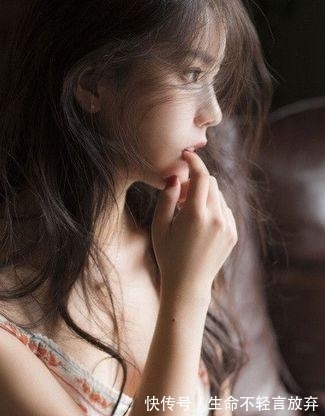 白头|毛孔里挤出的白色细条是什么？如何处理？