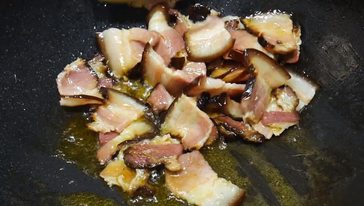 竹笋搭配腊肉这样炒着吃,笋清甜肉咸香,天天吃都不腻