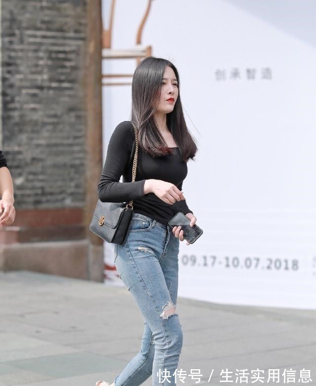 清纯 纯黑紧身长袖上衣搭配破牛仔裤,清纯妩媚,尽显皇室风范!