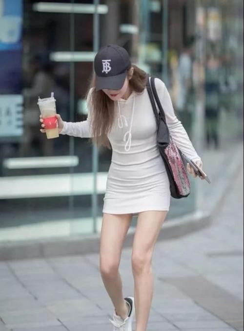 气质美女|除了身材比较好的谁敢穿，气质美女穿上卫衣裙，实在是太抢眼！