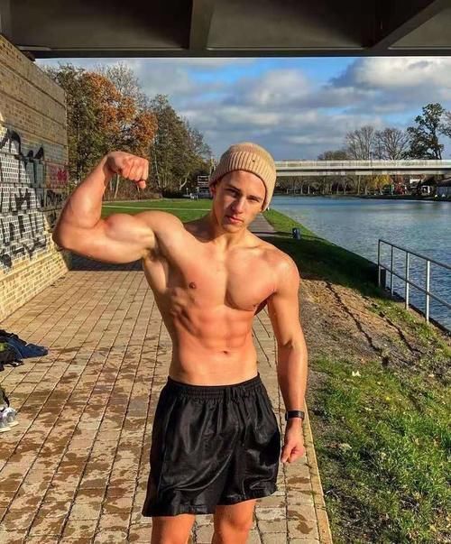 爆棚|即便练就一身肌肉，可就是喜欢秀麒麟臂，型男的男友力简直爆棚