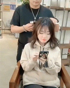 |搞笑GIF趣图小姐姐，你这样甩来甩去，这个外卖还能吃吗？