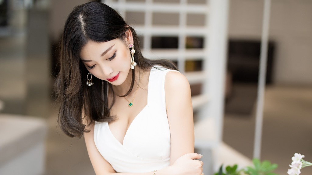 身穿白色|杨晨晨身穿白色短裙, 大秀热火性感身材, 让人心动不已