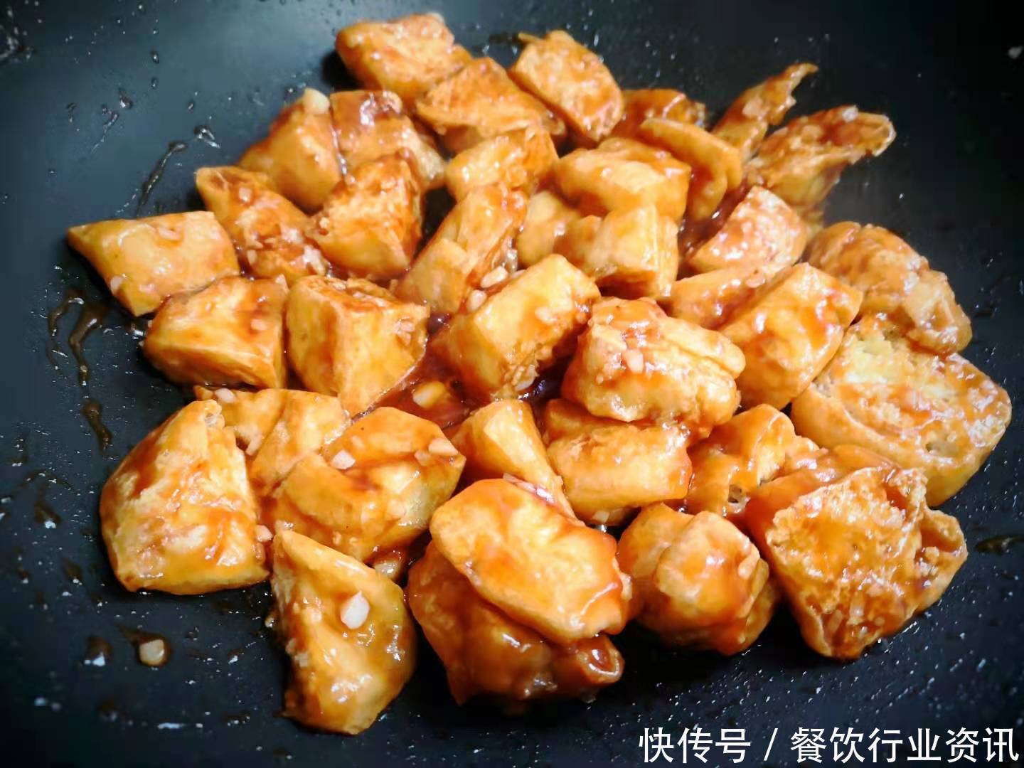 块钱|酱汁油豆腐,这菜我家隔几天做一回,2块钱炒一大盘,比肉还好吃