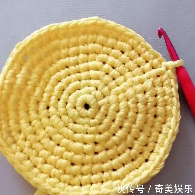 旧衣服剪几刀，制作布条线，拿来钩编收纳盒，非常实用！附教程