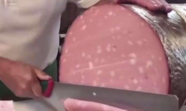 香肠|世界上最“小气”的汉堡店,一根香肠能用一年,切得比纸还薄