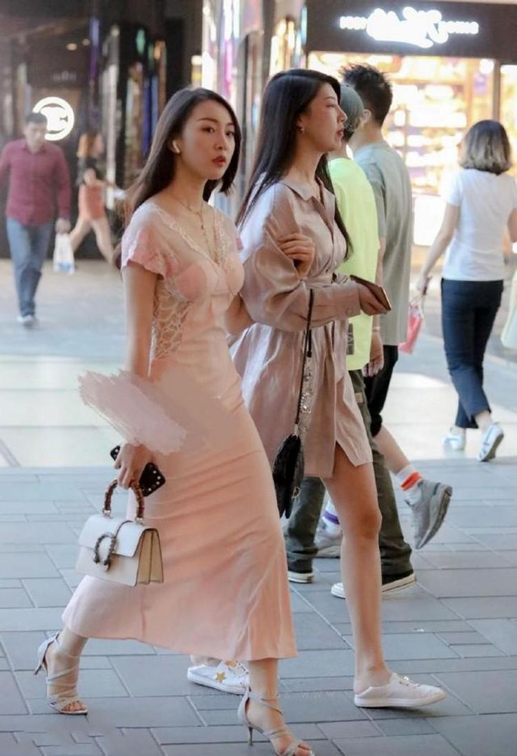 小姐姐|街拍美女休闲装穿搭，活力无限，有一种恋爱的感觉