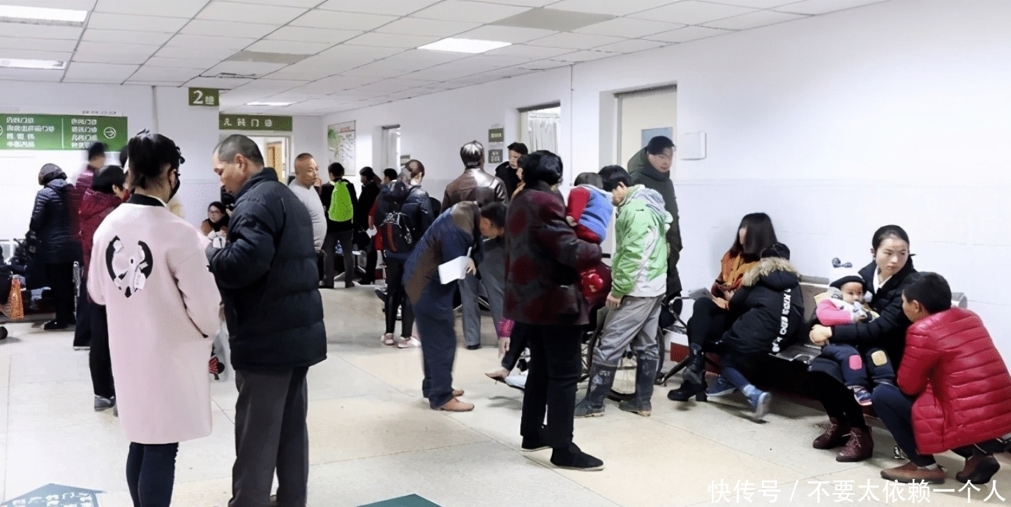 父母|儿子发高烧，医院排队800多号，宝妈崩溃投诉，医生：自作自受