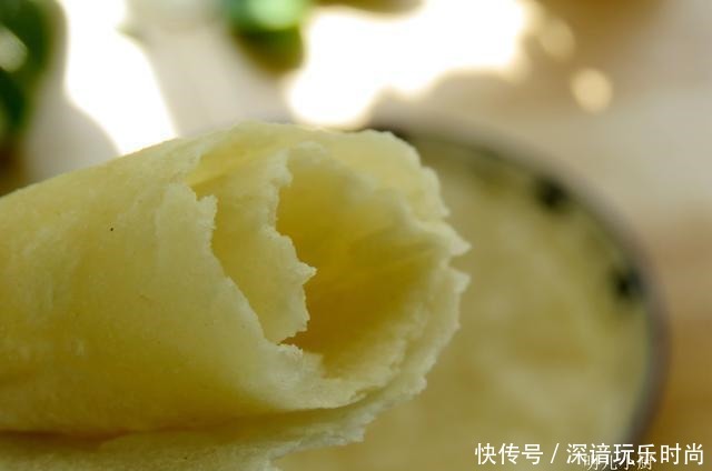 做春饼不用蒸锅，这样做一分钟一张，又薄又软，放三天也不硬