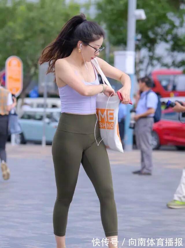 小姐姐 灰色连衣裙休闲简约,配上小白鞋,动感连衣裙穿搭技巧分享给你
