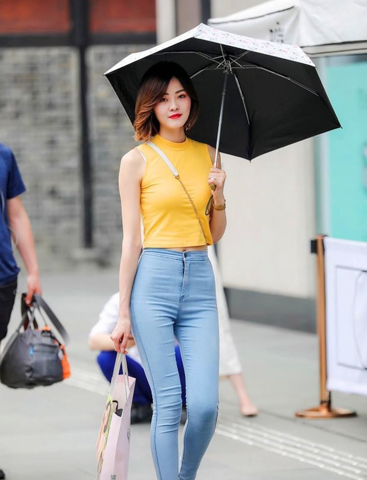 街拍：美女穿一字肩牛仔连衣裙，直接漏出了自己的肩膀，很漂亮