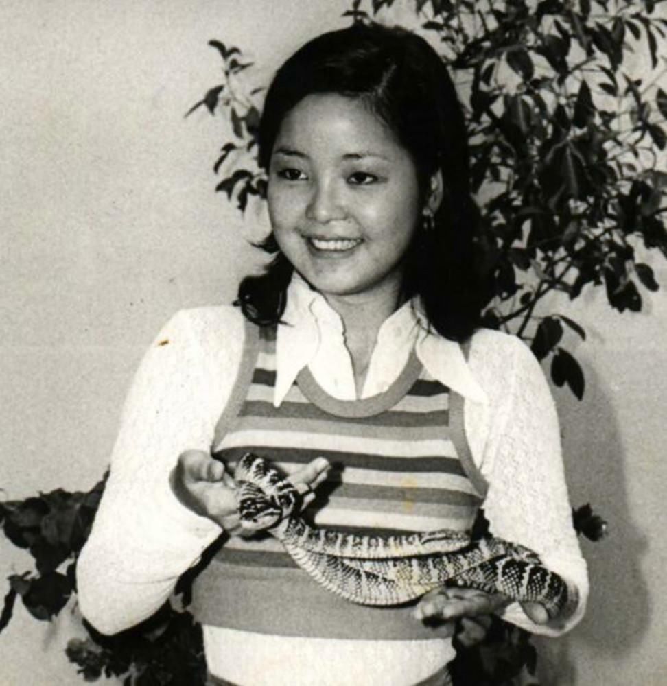 无法重拍瞬间,玩蛇的邓丽君,躺黄包车上的李小龙,抽烟的王祖贤:帅炸