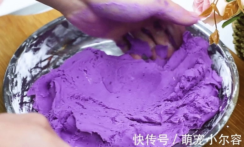 紫薯这吃法太香了，新做法教会你，春节家宴做一锅，端上桌就扫光
