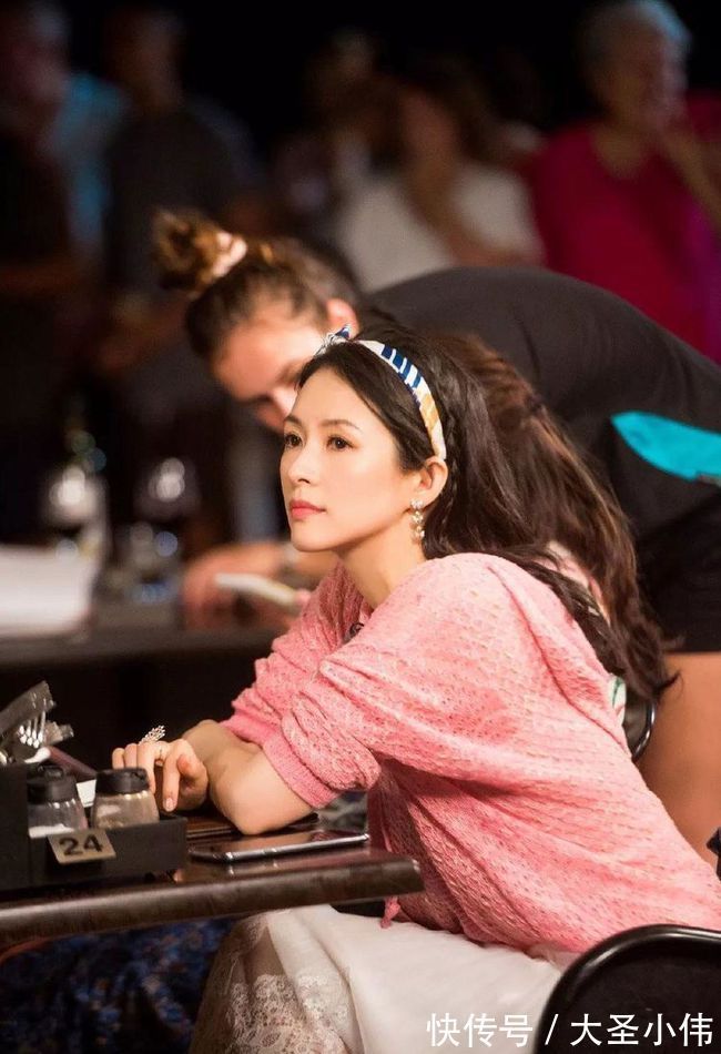 减龄|美女街拍:卫衣穿得妙,减龄功效超级好,时尚百搭又有休闲范!!