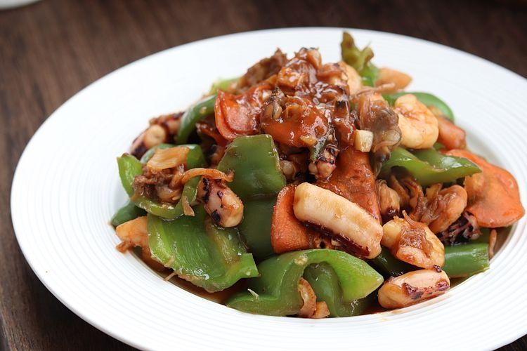 家常青椒炒海杂拌，炒一炒就上桌，味道太赞了，家人抢着吃