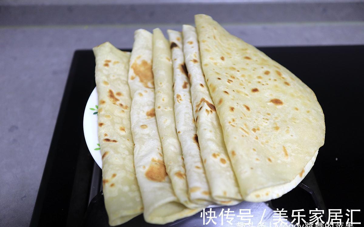 2分钟出锅的烙薄饼，又软又香卷着吃，用凉水还是热水揉面不挑剔