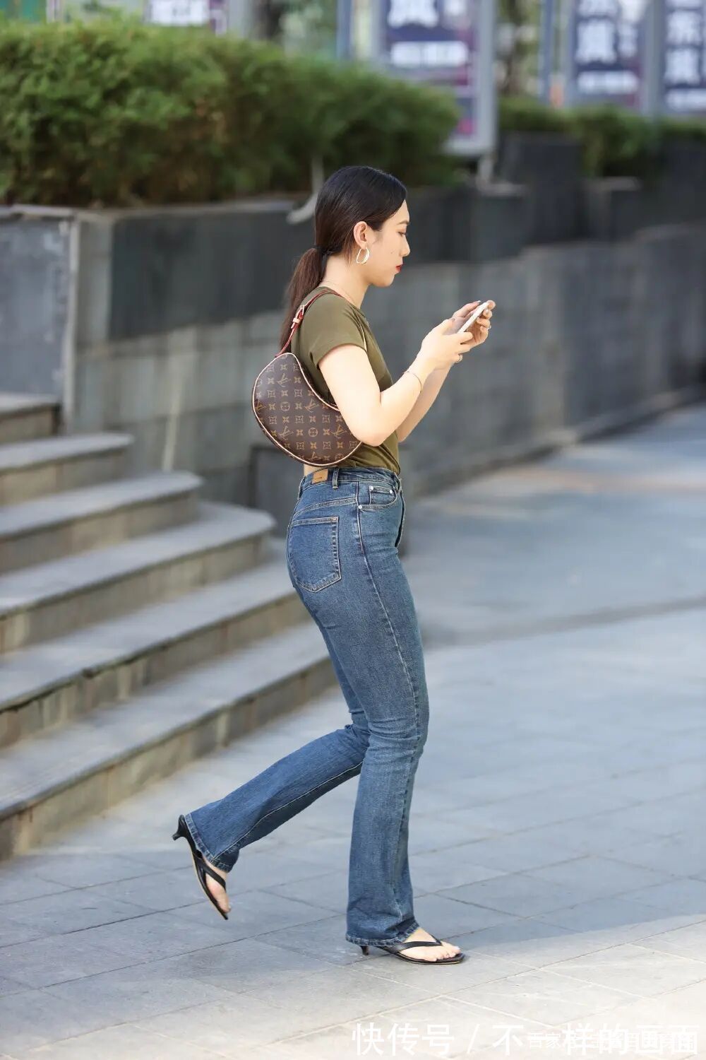 秋季 秋季只会选择“打底裤”?跟着潮人的步伐,喇叭裤更有说服力!