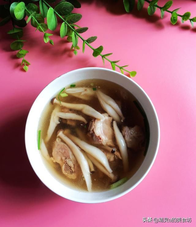 条腿|排骨的最佳CP是“它”，不红烧不卤煮，这样做鲜美可口，吃不腻