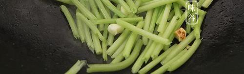 立夏前后，不吃肉也要多吃这朵花，10元钱一斤，清甜脆嫩，贵也值