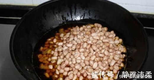 炸花生米,先放油就错了!大厨教你正确做法,香脆美味,不回潮
