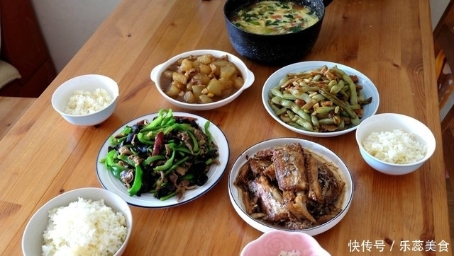 晒一晒四口人的午餐,四个菜,一个汤,花费不到60元,比外卖强