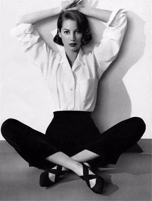 春天的穿搭，如何彰显女性的魅力？单品与颜色搭配缺一不可！