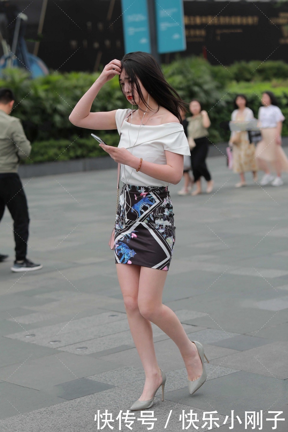 白色一字肩上衣，搭配印花一步裙，清新时尚，尽显端庄大气