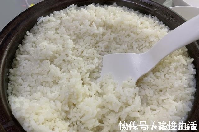 蒸米饭|蒸大米时，记住“2放3窍门”，米饭又香又软，粒粒分明