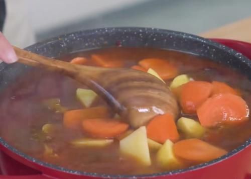 孩子爱吃的红焖羊肉,做法简单,味道鲜美,吃一次念念不忘