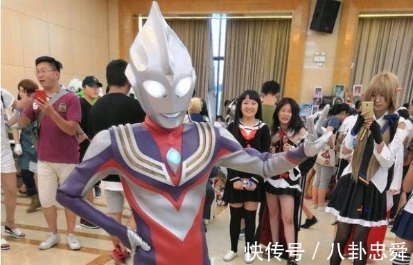 漫展|当年因为“JK少女”,导致漫展禁止穿胶衣,奥特曼粉丝怎么办?