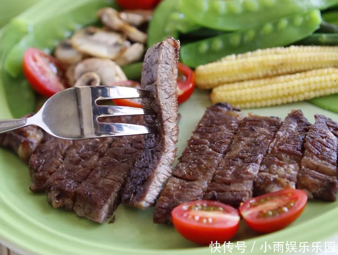 减脂|一道低卡轻食晚餐,牛排不用油煎,这样搭配,可以轻松瘦身!