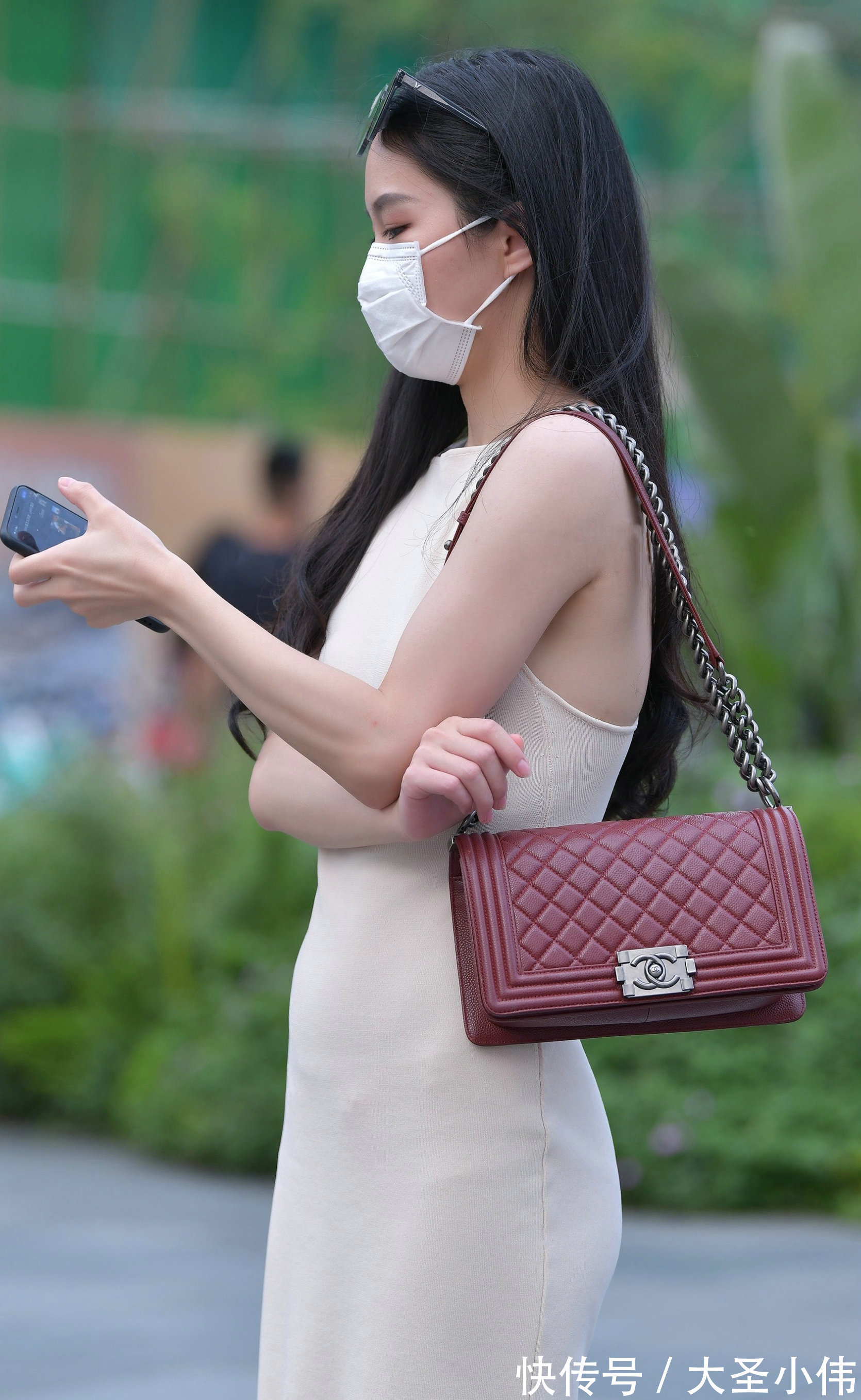 视觉效果|美女街拍:米色的长款无袖连衣裙,自带优雅气质,穿出迷人好身材