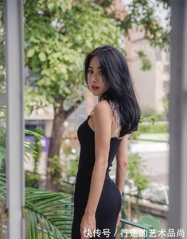 长发|甜美系的“娃娃脸”女神，长发微卷，修身吊带裙展现纯洁淑雅气质