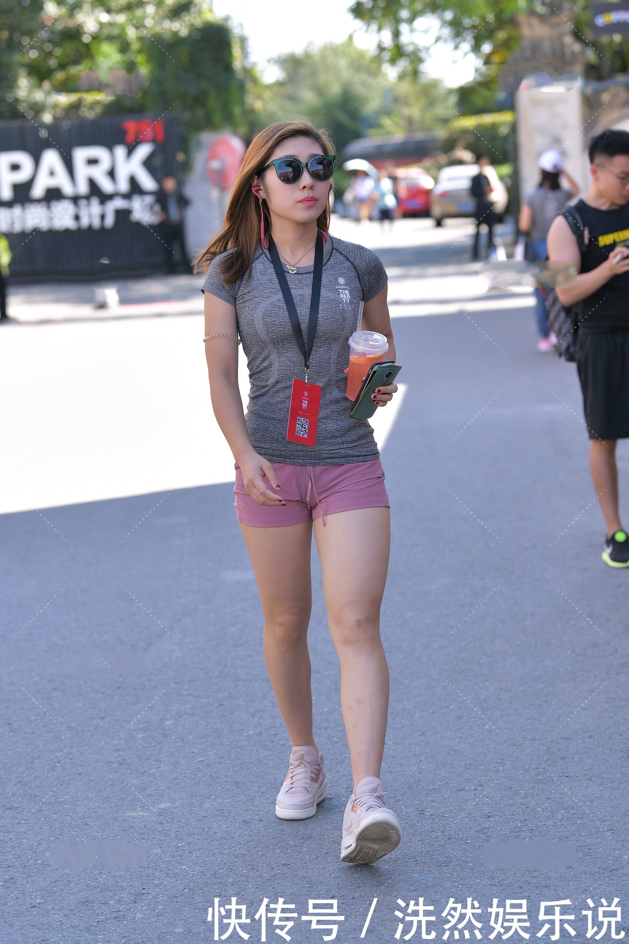 深灰色短袖搭配浅粉色短裤,款式简单,时尚减龄