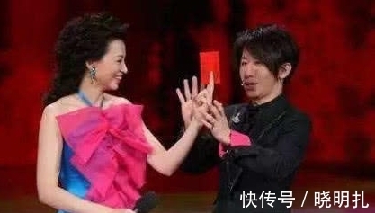 刘谦魔术过程出现失误，助演观众不知所措，幸亏他还留一手