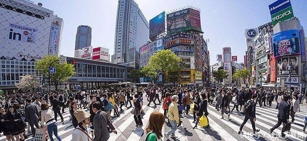 全球最繁忙的十字路口，每天有250万人从这走过，黑压压一片