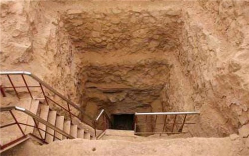 格萨尔王#考古队挖掘九层妖塔,为何挖到第二层就突然不挖了你看挖出了啥