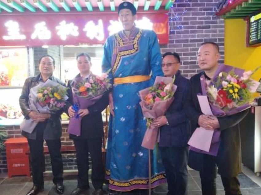 巨人|12年前,中国第一巨人不顾医生劝告,坚持生下孩子,现在孩子怎样