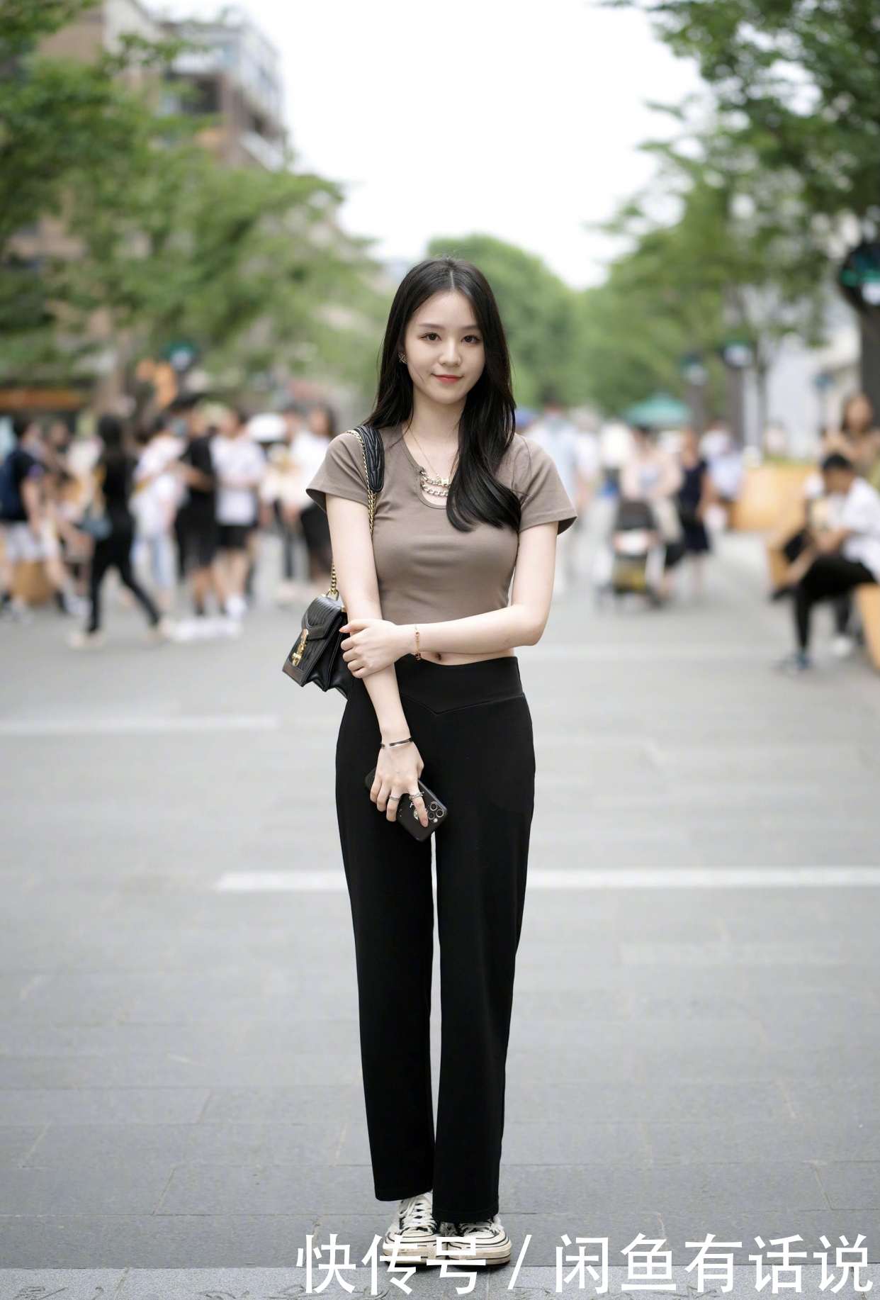 小姐姐|今年夏天上衣短点才时髦,看街拍素人小姐姐就知道,显瘦还好显高