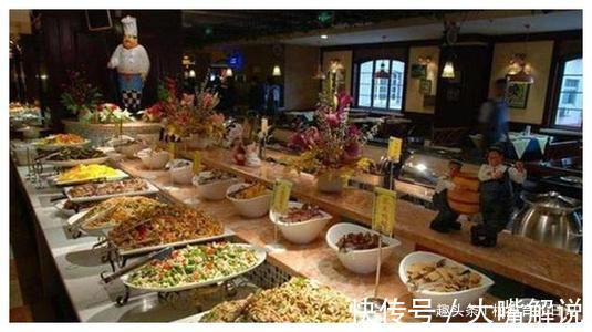 奶奶|奶奶带小孙子“吃自助”,剩一大桌食物就要走,经理做法太解气