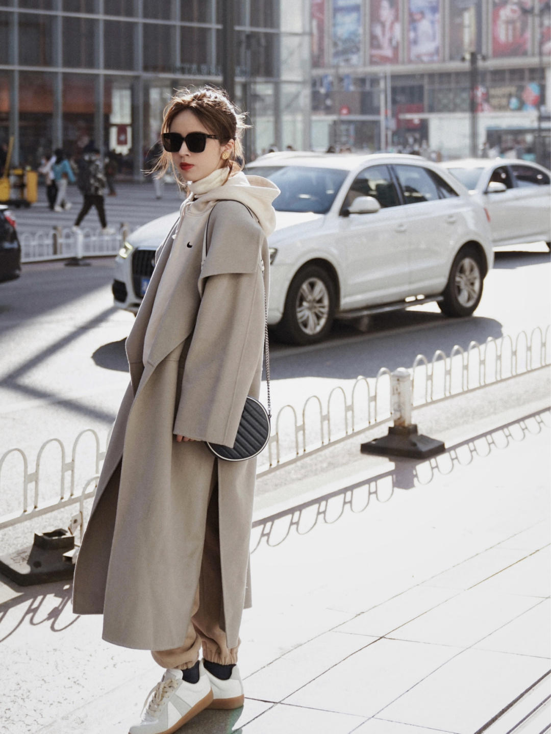 黑白配|觉得大衣厚重?试试卫衣叠穿技巧,让你瞬间化身韩系美女,超好看
