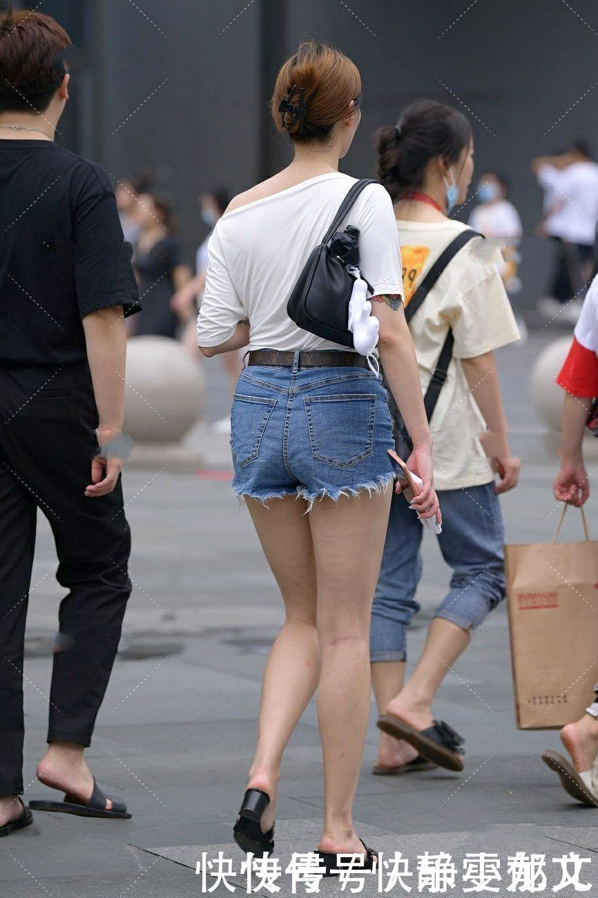 姑娘整体感觉一看就不像一般人,搭配精致高级!