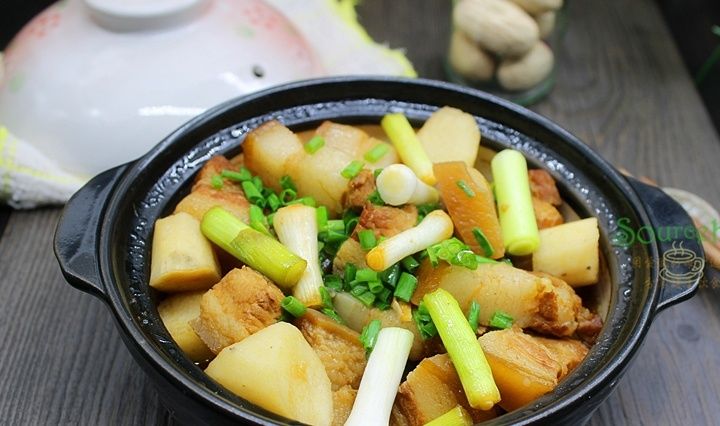 天气冷就喜欢吃炖菜，热乎乎的一锅端上桌，连汤汁拌饭都特别香